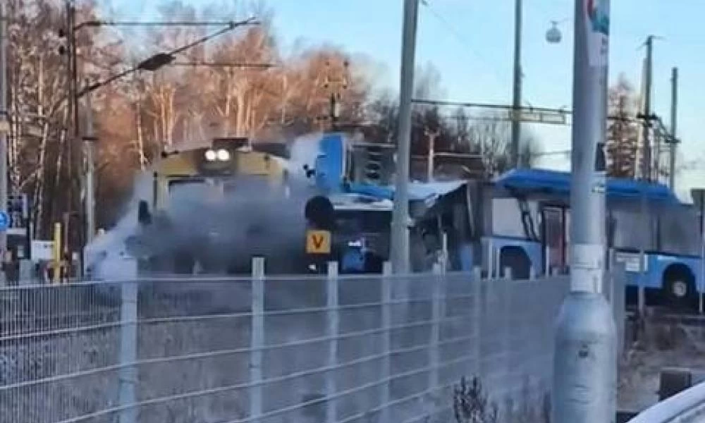 Σοκαριστικό ατύχημα! Σύγκρουση τρένου με αστικό λεωφορείο